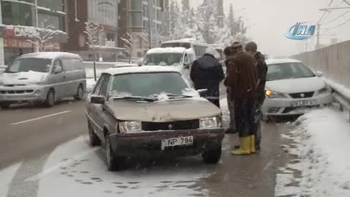 Bursa'da kar yolları kapadı