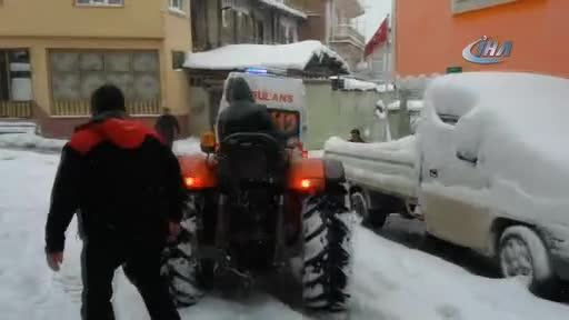 Bursa'da yolda kalan ambulansı köylüler traktörle kurtardı