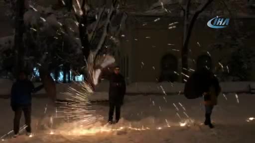 Bursa'da okuyan Endonezyalı öğrenciler karda hatıra fotoğrafı çektirdi