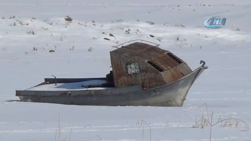 Buz kaplı gölde 'Eskimo' usulü balık avı