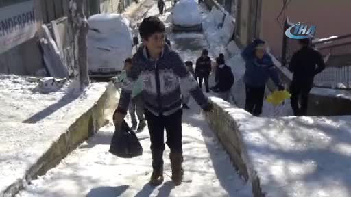 Bursa'da okullar tatil olunca, çocuklar poşetle kayak keyfi yaptı