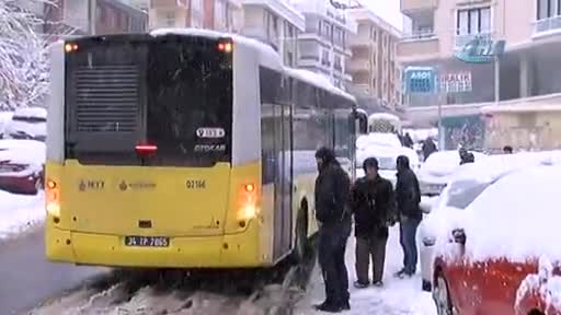Yoğun kar yağışı vatandaşlara zor anlar yaşattı
