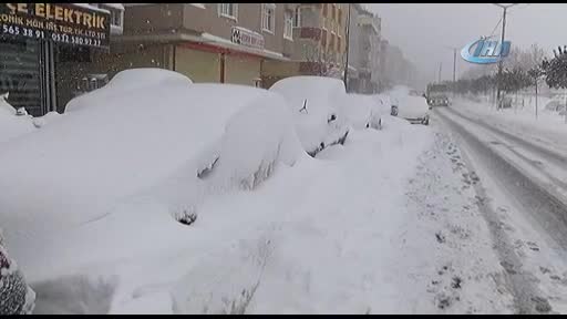 Yüzlerce araç kar altında kaldı