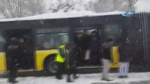 İETT otobüsü yolda kaldı, vatandaş türlü türlü yöntem denedi