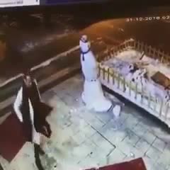 Kardan adama saldıran kadın