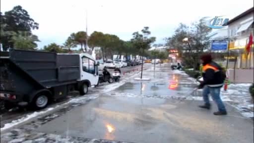 Çeşme'nin ünlü plajı beyaza büründü