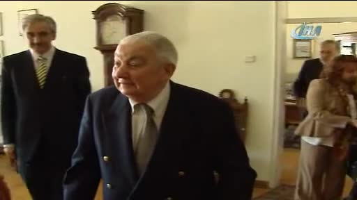 Osmanlı Hanedan Reisi Osmanoğlu toprağa verildi