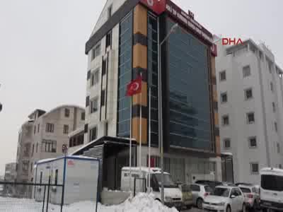 Bursa'da ikizlerden geriye yaptıkları kardan adam ve terlikler kaldı