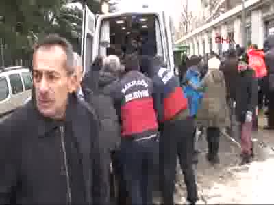 Cenaze namazında tente çöktü! Yaralılar var - 3
