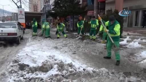 Bursa'da şehir merkezindeki buzlar temizlendi