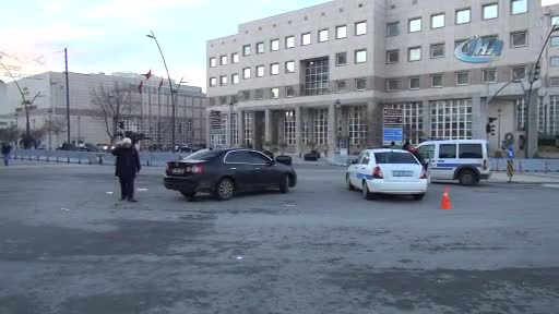 Çatışmanın ardından polis ekipleri durdurdukları araçta 2 kişiyi gözaltına aldı