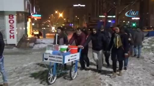 Bursa'da dondurucu soğukta bir kap çorba ile yürekleri ısıtıyorlar