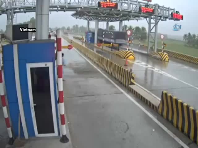 Kontrolü yitirilen TIR gişeye girdi
