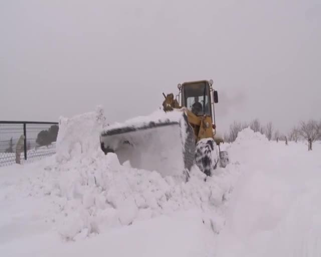 Bursa'da kar kalınlığı 2 metreyi geçti, yol güçlükle ulaşıma açıldı