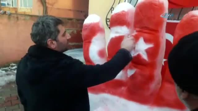 Cumhurbaşkanı Erdoğan için kardan 'Rabia' yaptılar