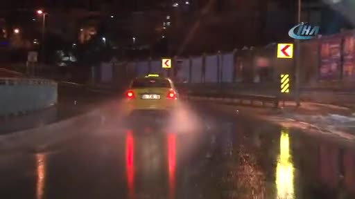 İstanbul'da sağanak yağmur hazırlıksız yakaladı
