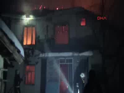 Bursa'da yaşlı çiftin evi alevlere teslim oldu, itfaiye buzlanma sebebiyle yolda kaldı