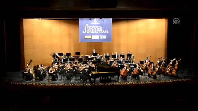 Ünlü orkestra şefi Pirolli Bursa'da konser verdi