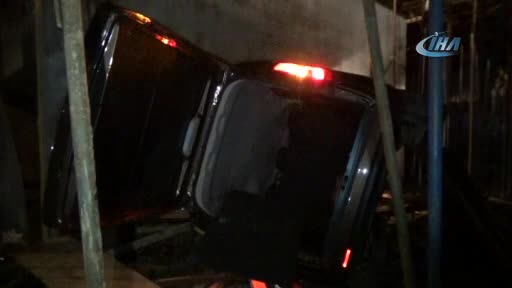 Bursa'da alkollü sürücü, polisten kaçarken inşaata uçtu
