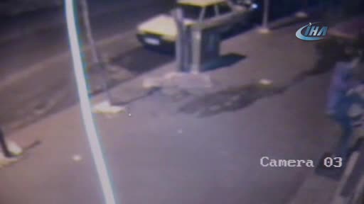 Tekmeyle camı kırmaya çalıştı, güvenlik kamerasına yakalandı