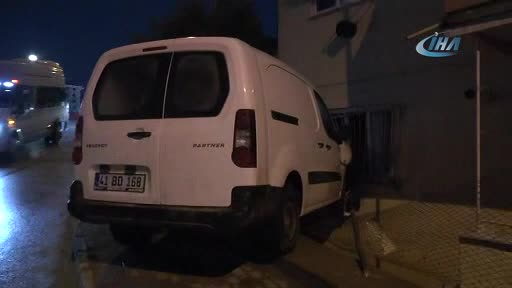 Ekmek aracı eve daldı, yaşlı çift duvarın altında kaldı