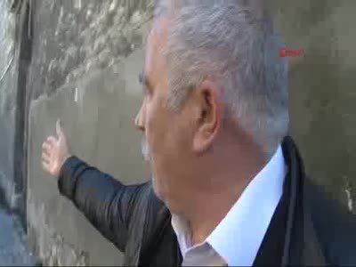 İstanbul'da surların bir kısmı yola çöktü