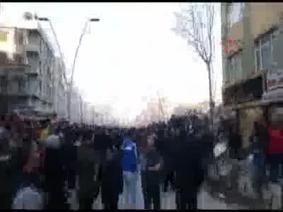İstanbul'da bina çöktü
