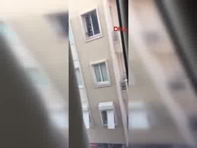 Pompalı tüfekle rastgele ateş açan kişiyi polis ikna etmeye çalışıyor
