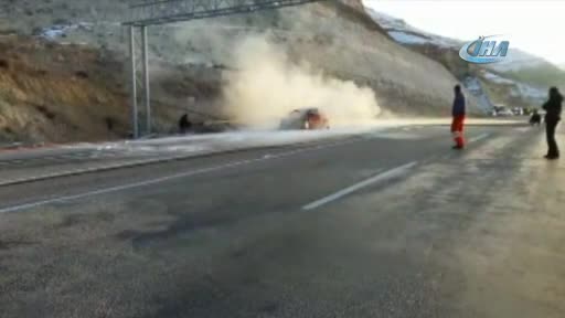 Seyir halindeki otomobil alev alev yandı