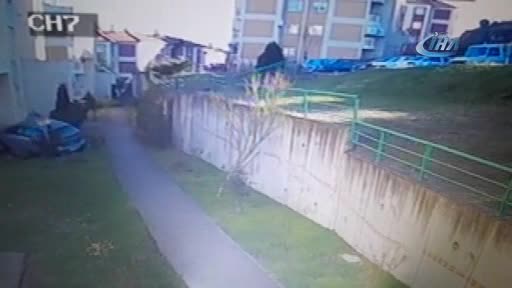 Freni patlayan otomobil, apartman girişine uçtu
