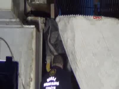 Bursa'da 12 tonluk mermerin altında kalan Suriyeli işçi öldü