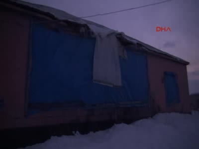 Çatışmalarda kısmen yıkılan barandayla sardıkları evde yaşıyorlar