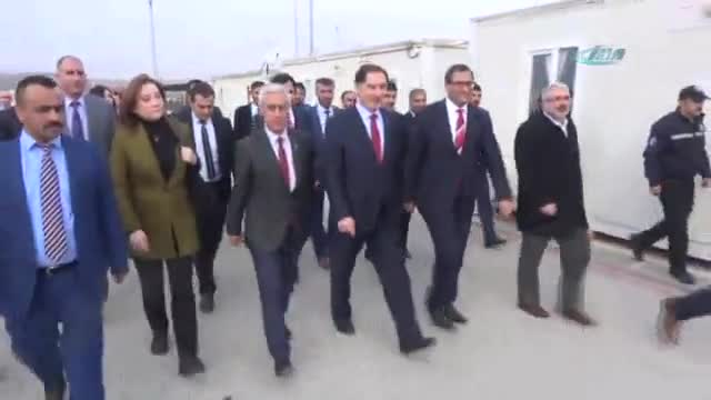 Malkoç, Suriyeli çocuklarla "Türkiyem" şarkısını söyledi