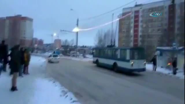 Elektrik telleri yandı, yolcular ölümden döndü