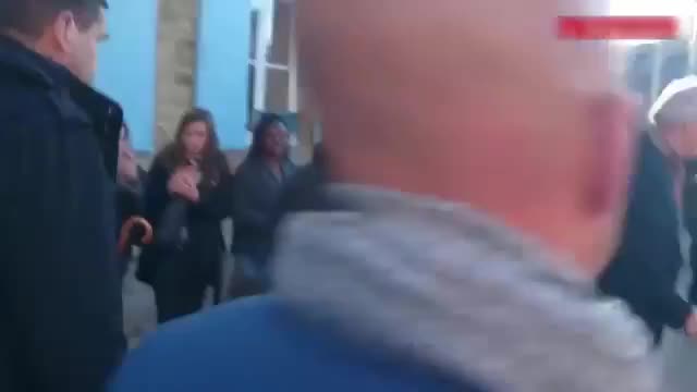19 yaşındaki genç, Fransa eski başbakanını tokatladı!