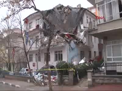 Doğalgaz sıkışması sonucu meydana gelen patlamanın izleri gün ağarınca ortaya çıktı