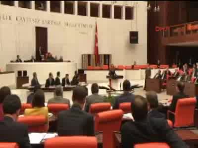 Aylin Nazlıaka, kendini Meclis kürsüsünde mikrofona kelepçeledi