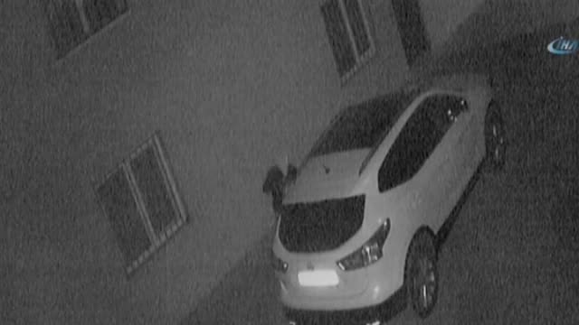 Otomobilin kundaklanma anı kameraya yansıdı