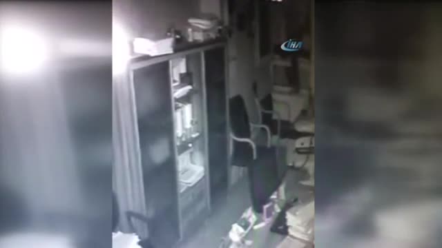 Aynı iş hanına altıncı kez giren hırsızlar kamerada