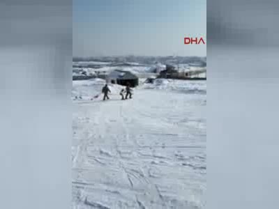 Mehmetçik'ten çocuklara kayak eğitimi