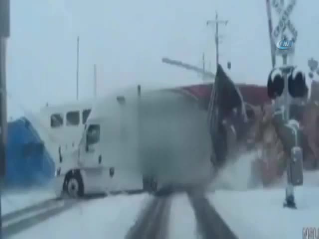 Tren tırı ikiye böldü