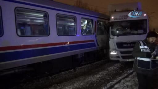 Yolcu treni TIR'a çarptı: 1 ölü, 5 yaralı