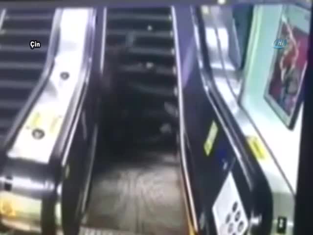 Yaşlı adam yürüyen merdivende ölümden döndü