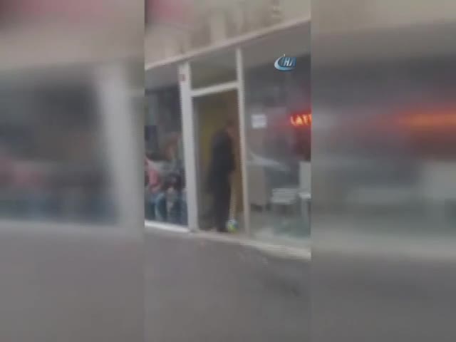 Sokak köpeklerine sopayla dayak kamerada