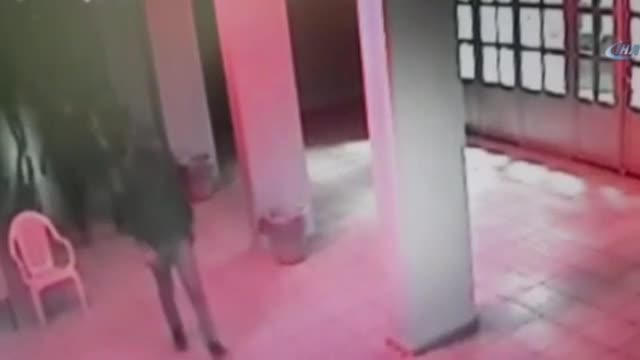 Önce kameraya sonra polise yakalandılar