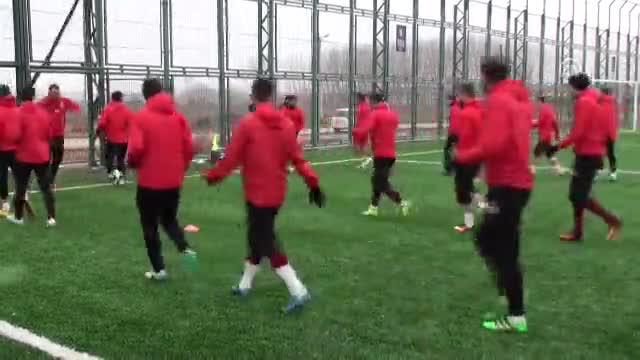 Ergün Penbe ayağının tozuyla çalışmalara başladı