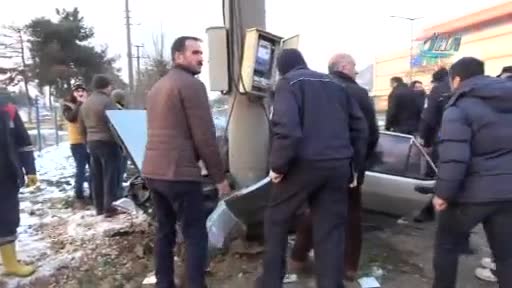 Bursa'da direğe çarpan otomobilde can pazarı