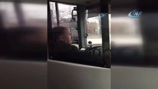 Bursa'da otobüs şoförü direksiyon başında oyun oynadı!
