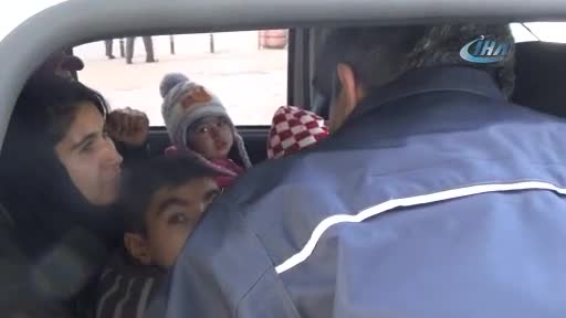 Bursa'da günlerdir sokaklarda yatan 3 çocuklu Afgan aileye polis sahip çıktı