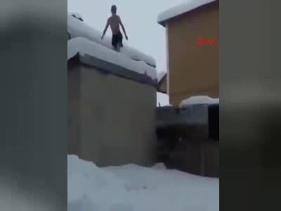 Karda yüzen gencin videosu izlenme rekorları kırıyor